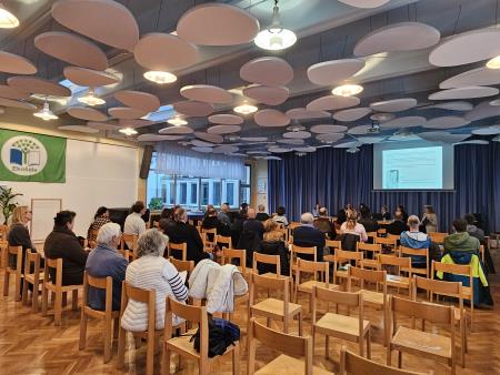 Pogled nekoliko od bliže: za "govorniško mizo" so sedeli predstavniki občine in njenih strokovnih služb, podjetja Locus, ki izdeluje OPN, ter moderatorka.  